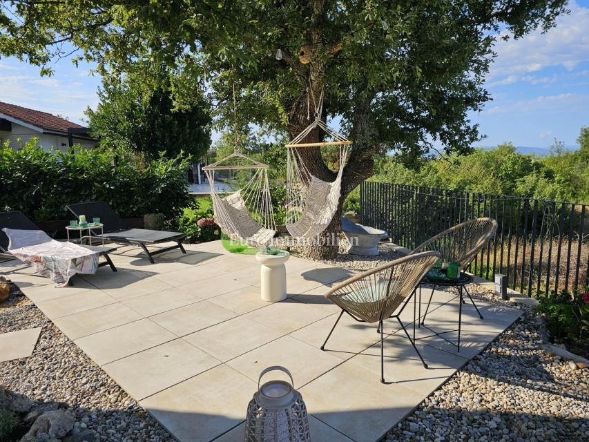 Prostorna moderna vila z bazenom v mirnem okolju