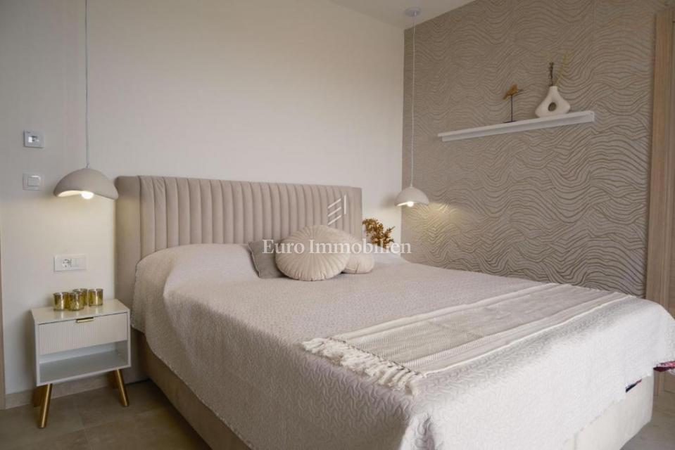 Prostorna moderna vila z bazenom v mirnem okolju