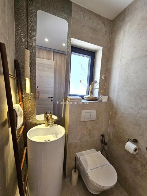 Prostorna moderna vila z bazenom v mirnem okolju