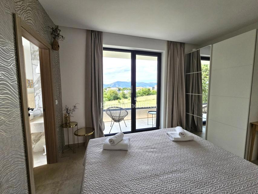 Prostorna moderna vila z bazenom v mirnem okolju