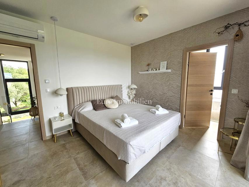 Prostorna moderna vila z bazenom v mirnem okolju