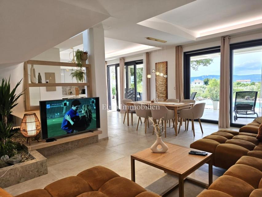 Prostorna moderna vila z bazenom v mirnem okolju