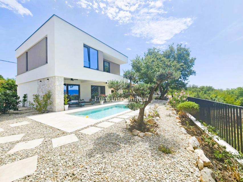 Prostorna moderna vila z bazenom v mirnem okolju