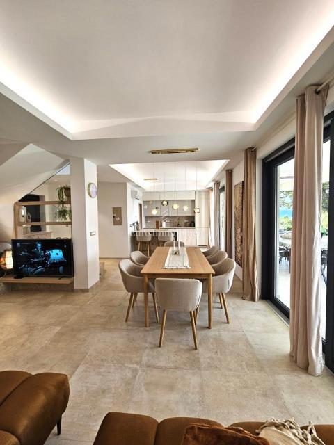 Prostorna moderna vila z bazenom v mirnem okolju