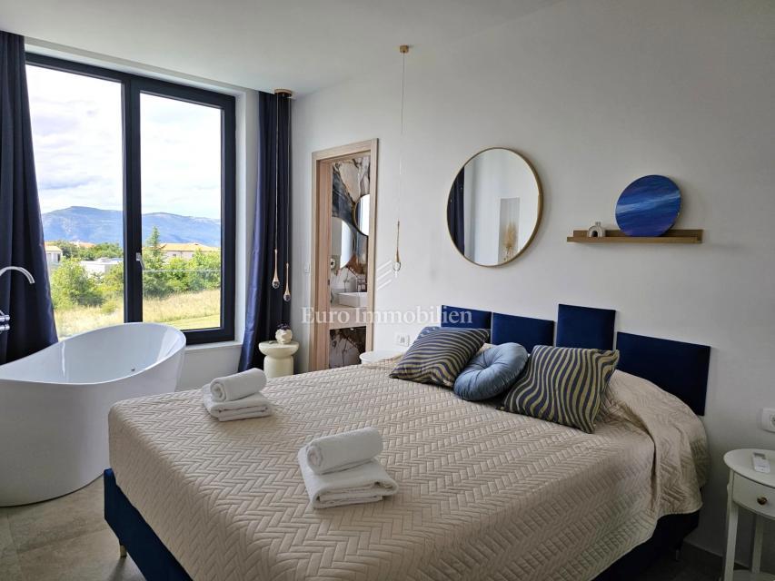 Prostorna moderna vila z bazenom v mirnem okolju