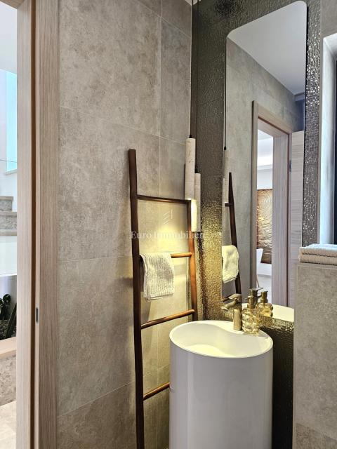 Prostorna moderna vila z bazenom v mirnem okolju