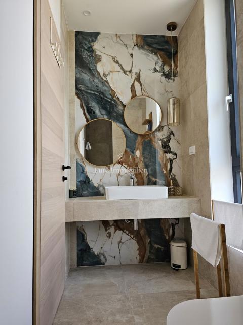 Prostorna moderna vila z bazenom v mirnem okolju