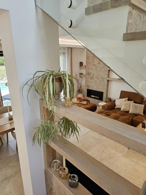 Prostorna moderna vila z bazenom v mirnem okolju