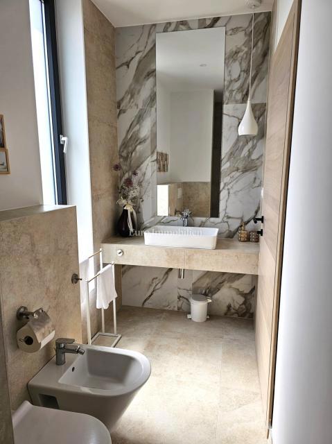 Prostorna moderna vila z bazenom v mirnem okolju