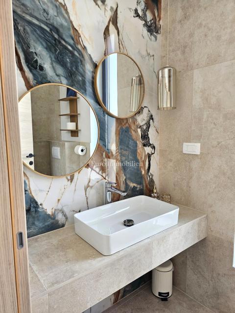 Prostorna moderna vila z bazenom v mirnem okolju