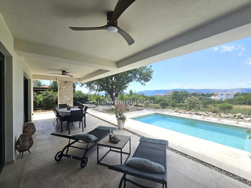 Prostorna moderna vila z bazenom v mirnem okolju