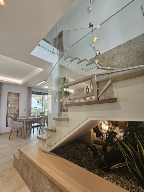 Prostorna moderna vila z bazenom v mirnem okolju