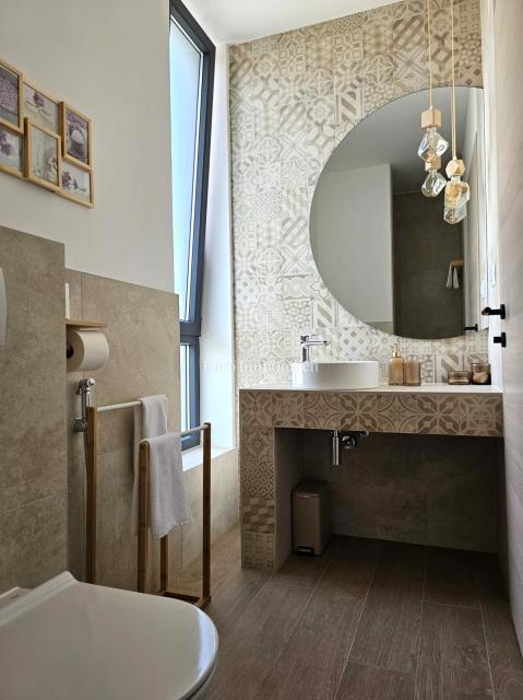 Prostorna moderna vila z bazenom v mirnem okolju