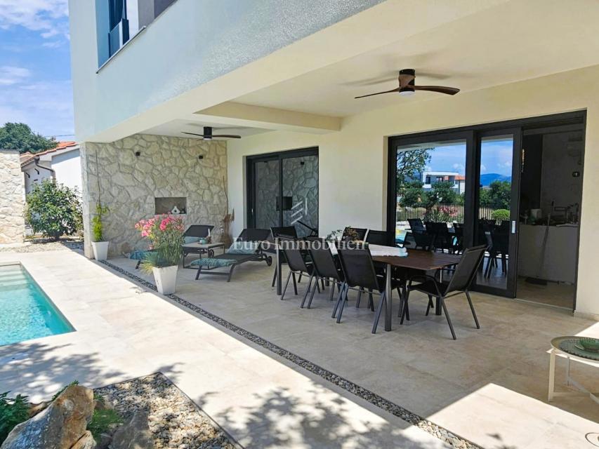 Prostorna moderna vila z bazenom v mirnem okolju