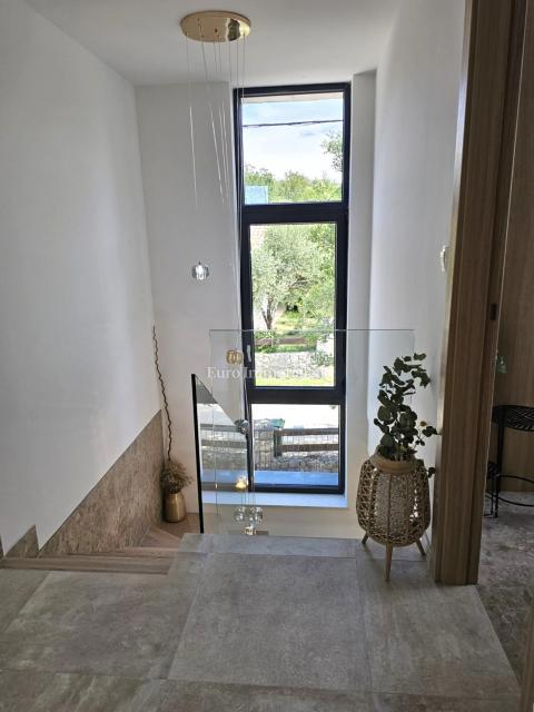 Prostorna moderna vila z bazenom v mirnem okolju