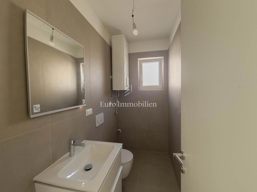 Prostorno trisobno stanovanje s pogledom na morje