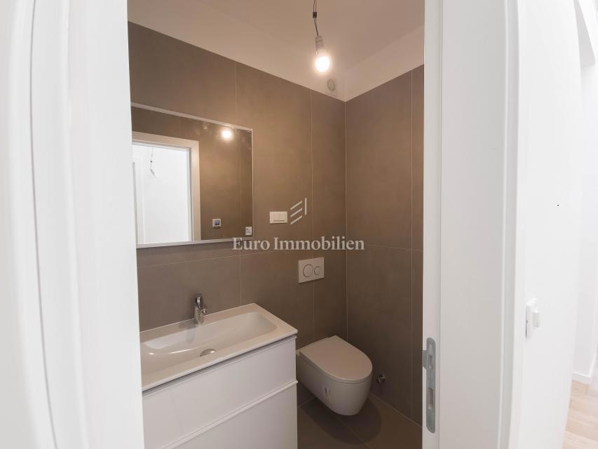 Prostorno trisobno stanovanje s pogledom na morje