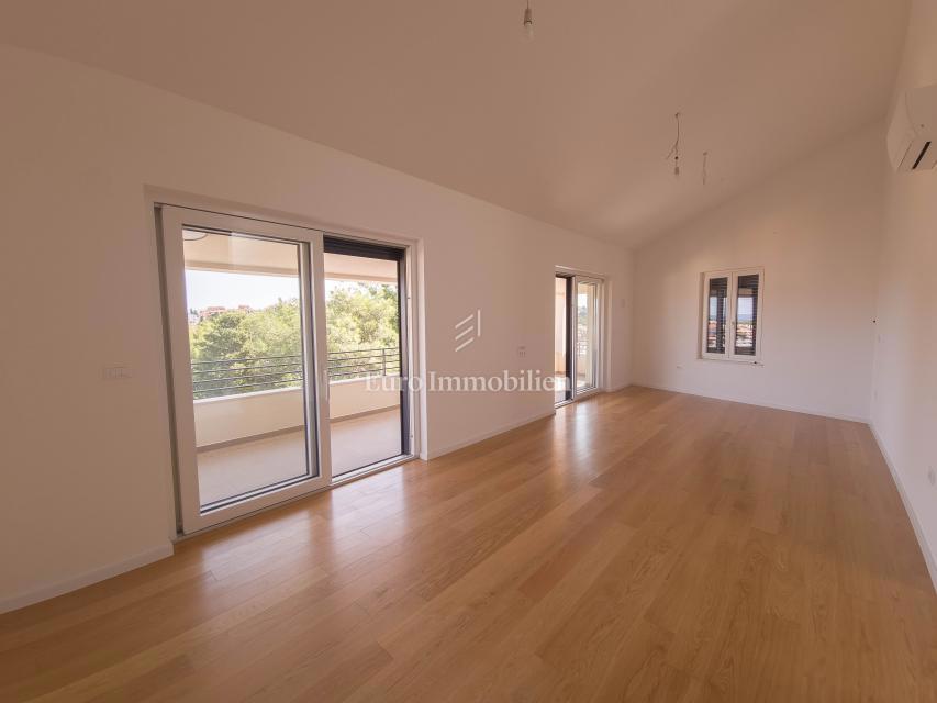 Prostorno trisobno stanovanje s pogledom na morje