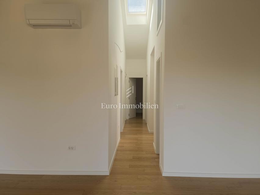 Prostorno trisobno stanovanje s pogledom na morje