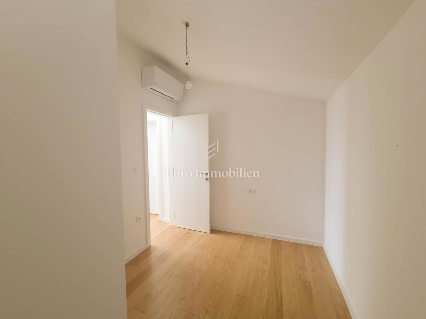 Prostorno trisobno stanovanje s pogledom na morje