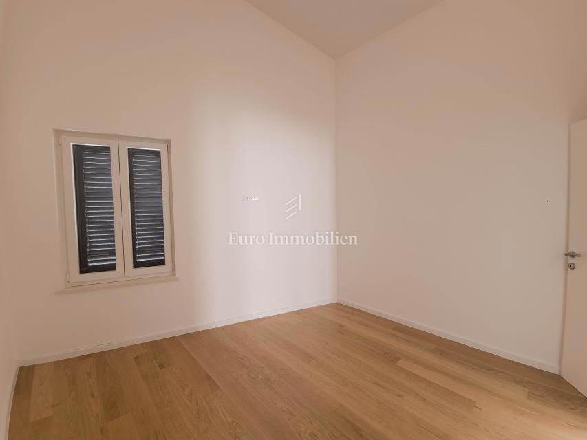 Prostorno trisobno stanovanje s pogledom na morje