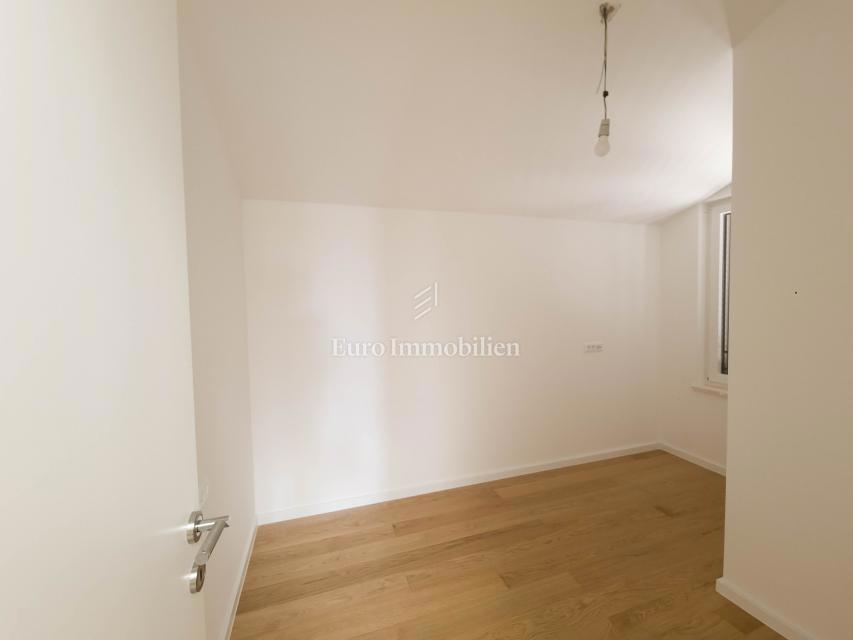 Prostorno trisobno stanovanje s pogledom na morje