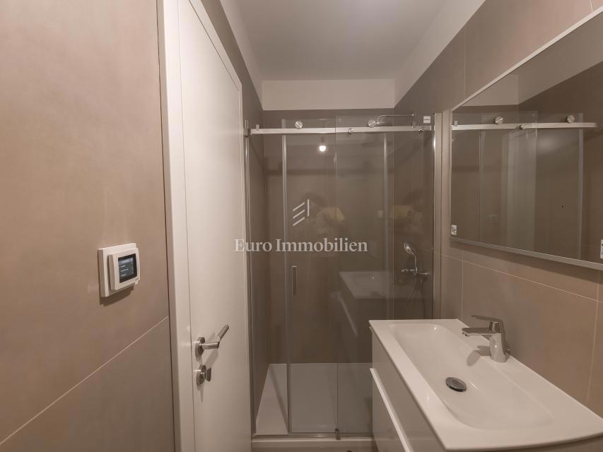 Prostorno trisobno stanovanje s pogledom na morje