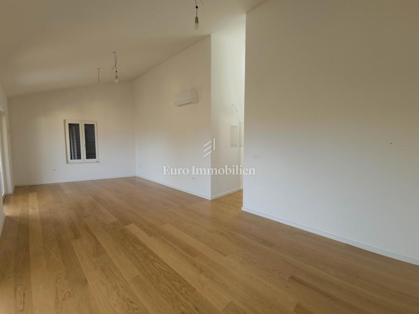 Prostorno trisobno stanovanje s pogledom na morje