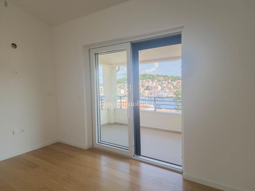 Prostorno trisobno stanovanje s pogledom na morje