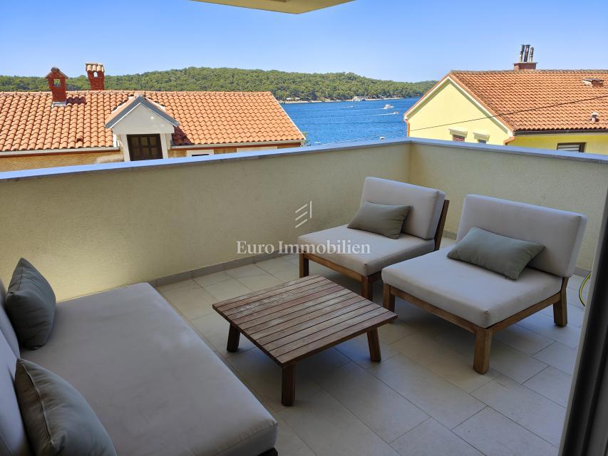 Prostorno dvosobno stanovanje s pogledom na morje