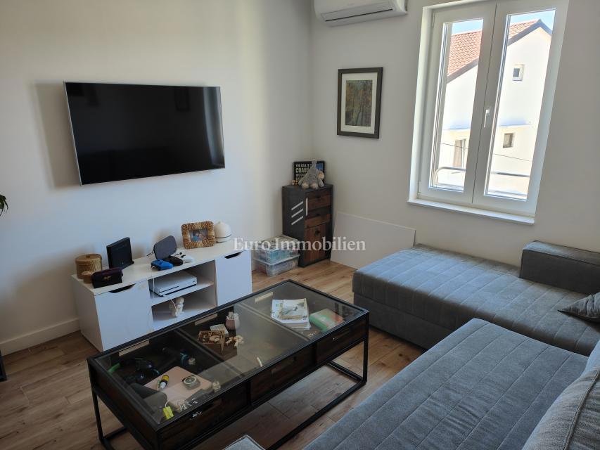 Prostorno dvosobno stanovanje s pogledom na morje