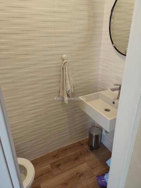 Prostorno dvosobno stanovanje s pogledom na morje