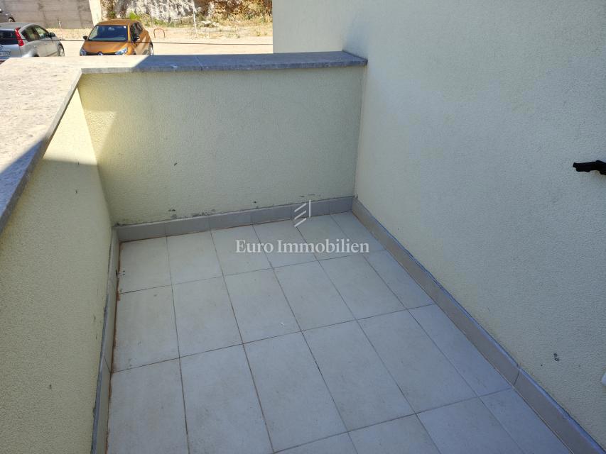 Prostorno dvosobno stanovanje s pogledom na morje