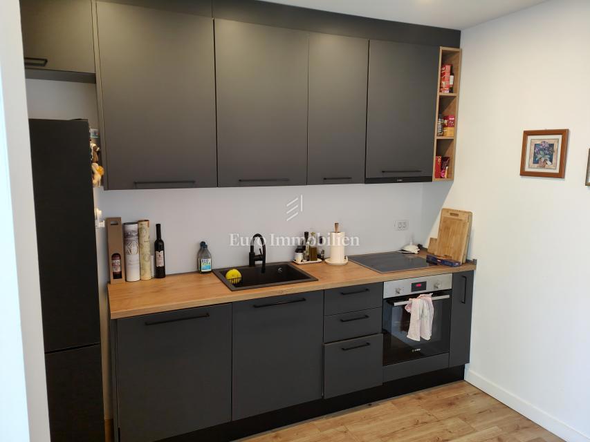 Prostorno dvosobno stanovanje s pogledom na morje