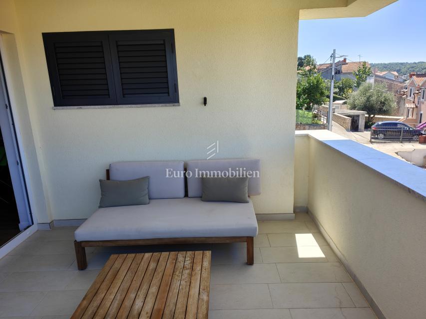 Prostorno dvosobno stanovanje s pogledom na morje