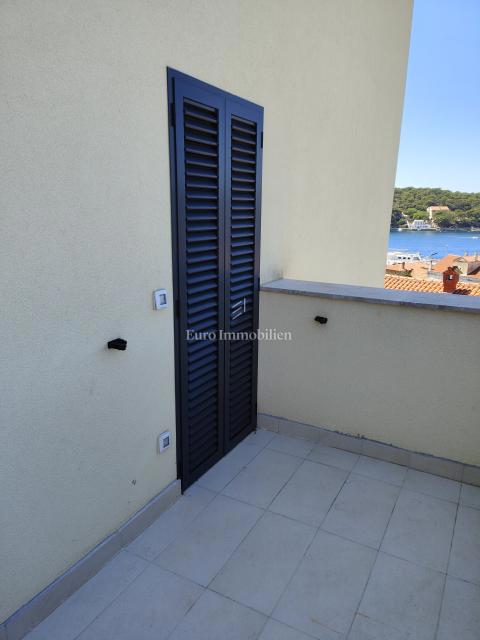 Prostorno dvosobno stanovanje s pogledom na morje