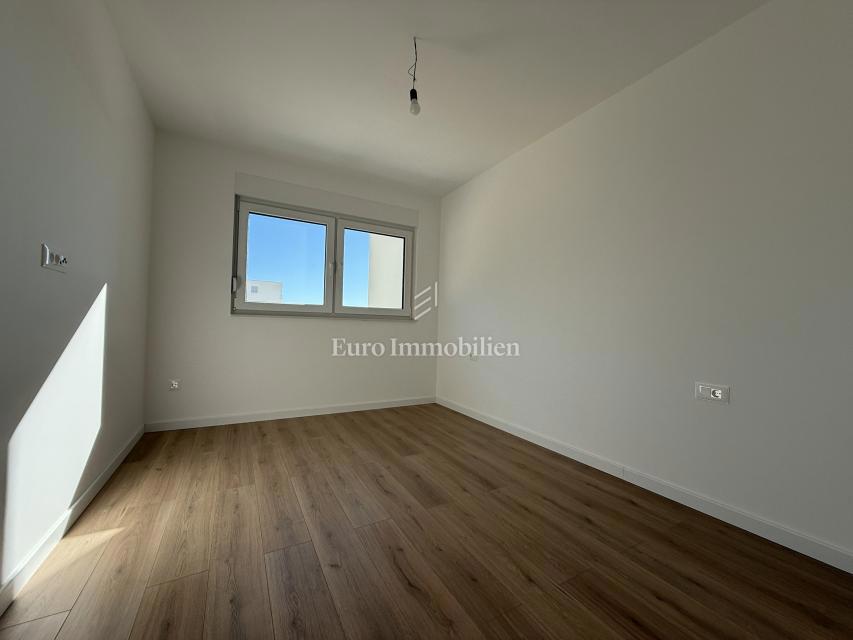 Makarska - stanovanje v novi stavbi s pogledom na morje in gore