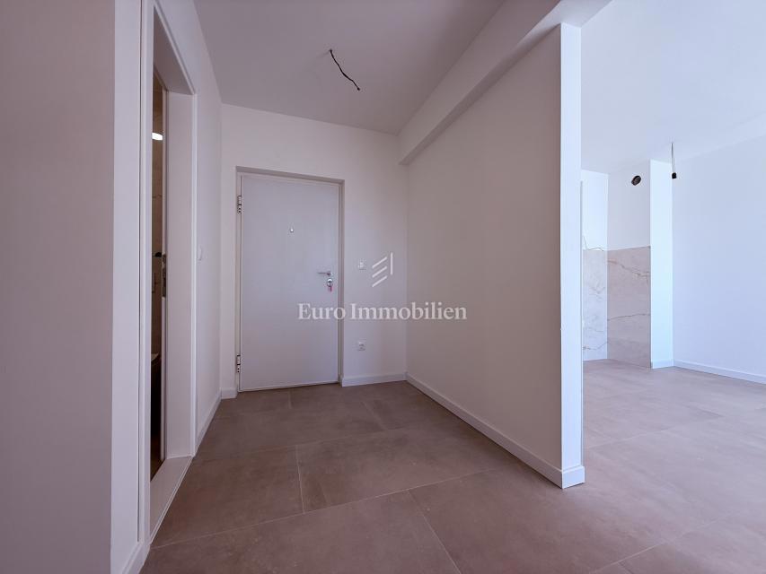 Makarska - stanovanje v novi stavbi s pogledom na morje in gore