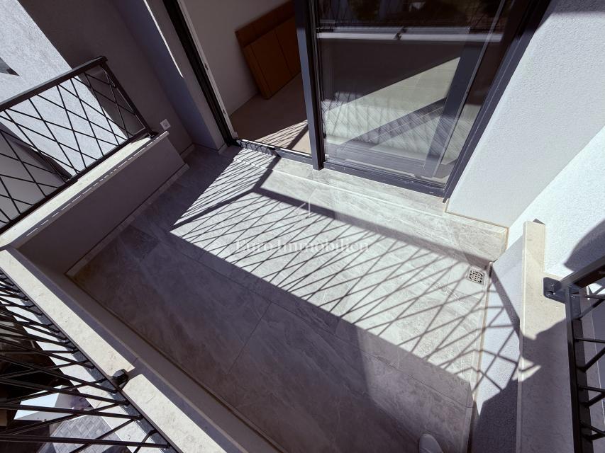 Makarska - stanovanje v novi stavbi s pogledom na morje in gore