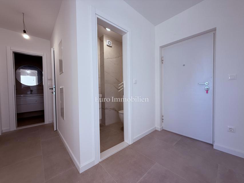 Makarska - stanovanje v novi stavbi s pogledom na morje in gore