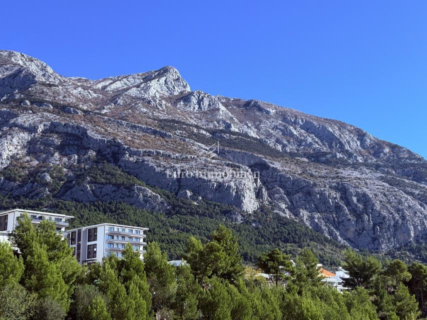 Makarska - stanovanje v novi stavbi s pogledom na morje in gore