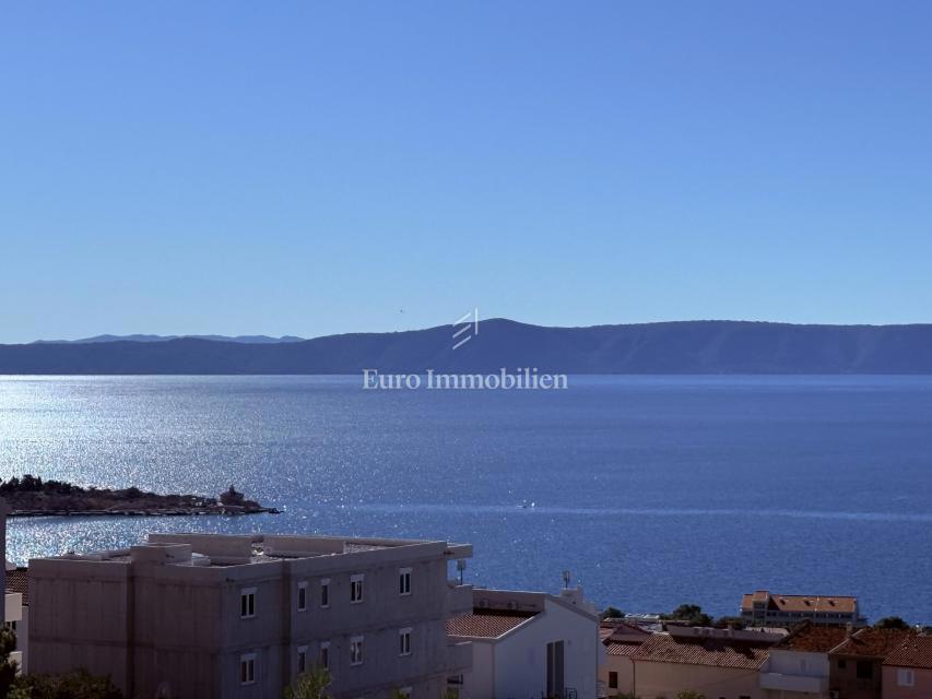 Makarska - stanovanje v novi stavbi s pogledom na morje in gore