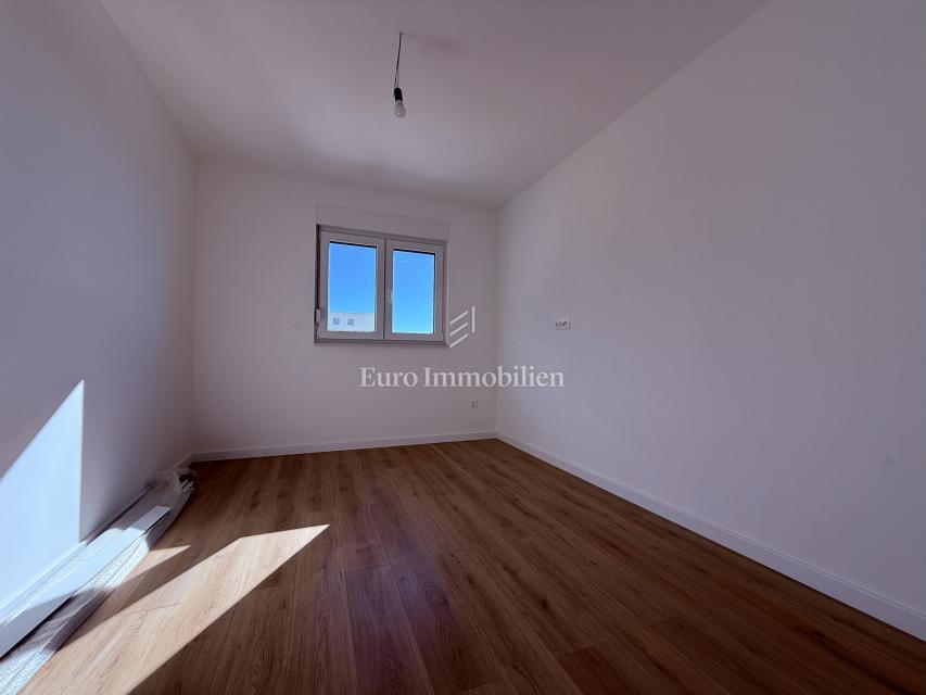 Makarska - stanovanje v novi stavbi s pogledom na morje in gore