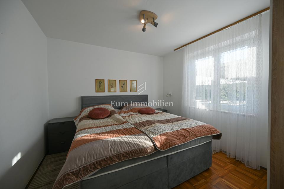 Crveni Vrh, hiša z vrtom v bližini morja