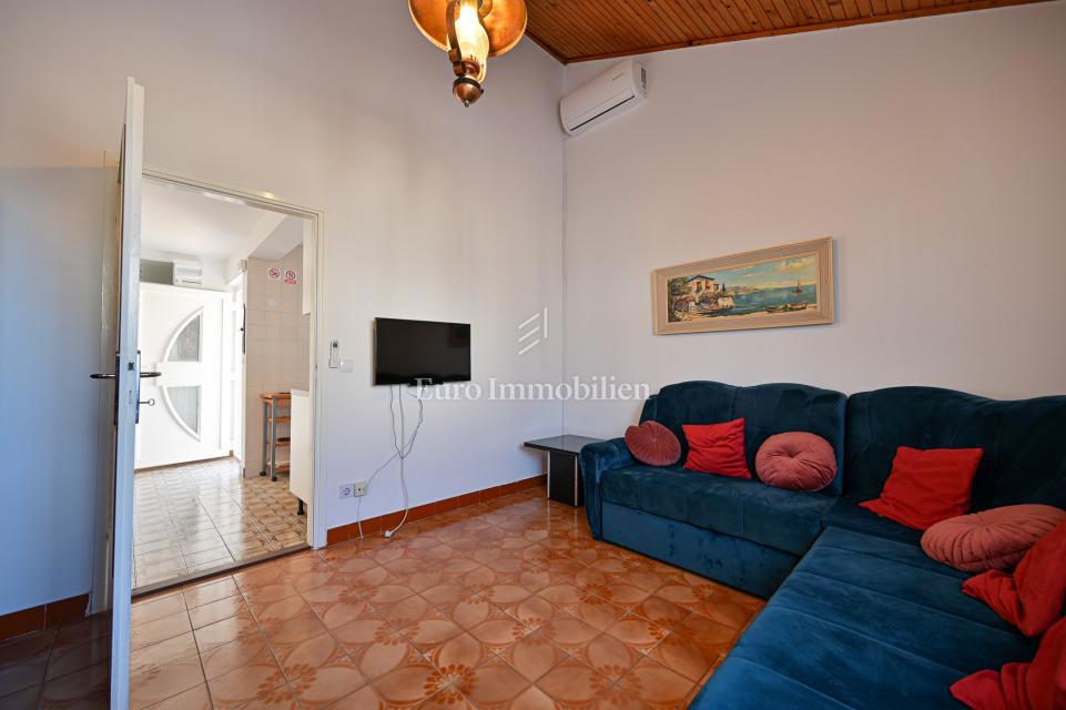 Crveni Vrh, hiša z vrtom v bližini morja