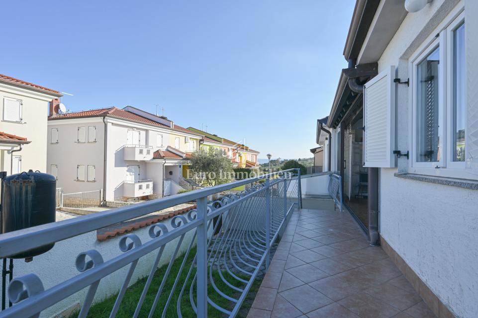 Crveni Vrh, hiša z vrtom v bližini morja