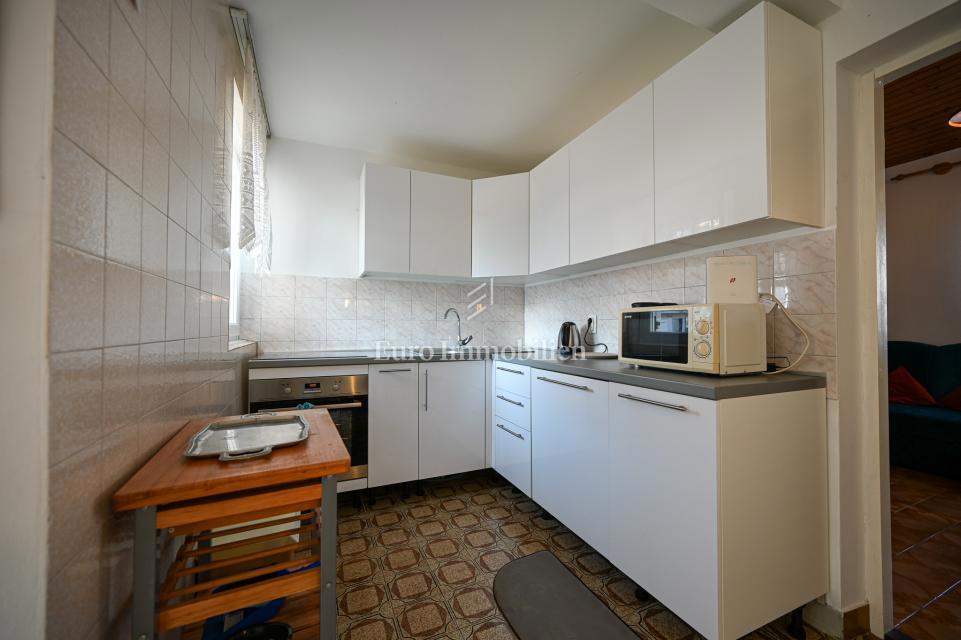 Crveni Vrh, hiša z vrtom v bližini morja