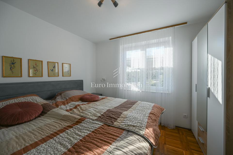 Crveni Vrh, hiša z vrtom v bližini morja