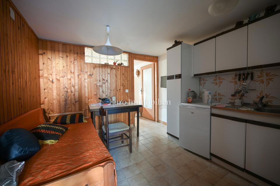 Crveni Vrh, hiša z vrtom v bližini morja