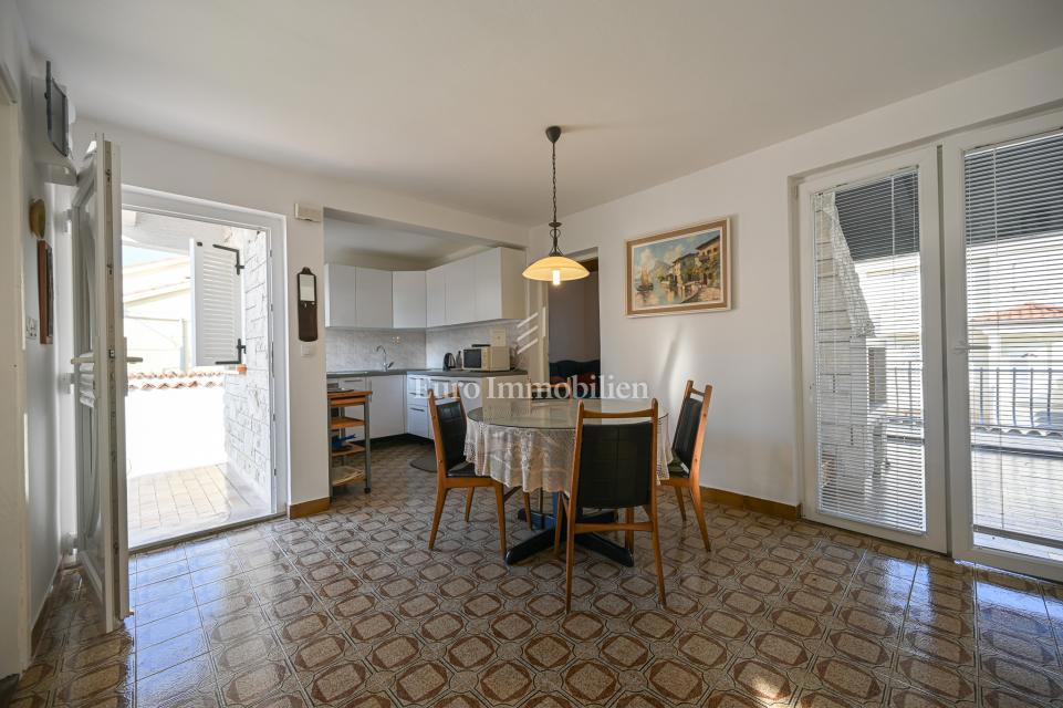 Crveni Vrh, hiša z vrtom v bližini morja